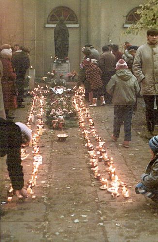 Znicze na cmentarzu